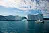 Der er mange store isbjerge ved Ilulissat på vej til gletscieren ved Eqi. Her er der en med hul i.